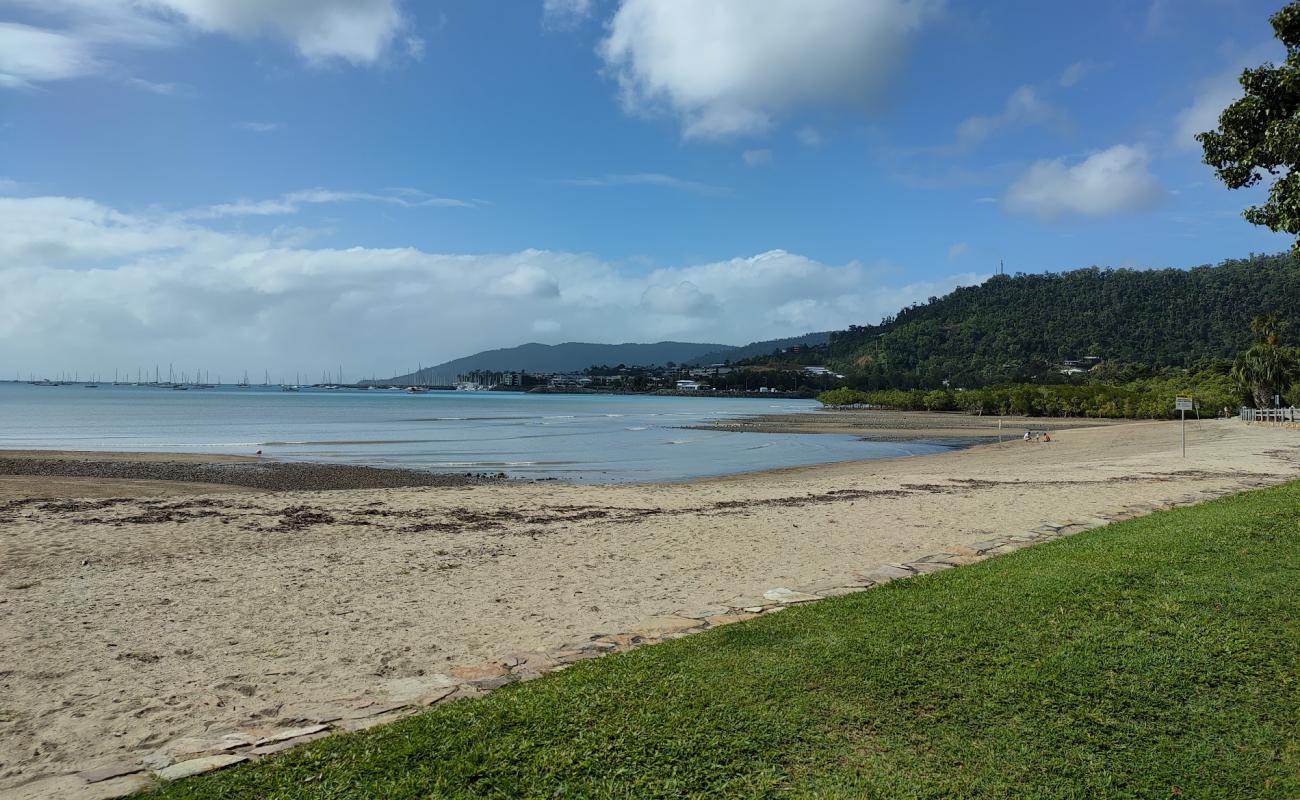 Foto de Cannonvale Beach con arena brillante superficie