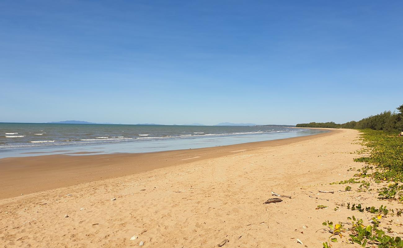 Foto de Balgal Beach con arena brillante superficie