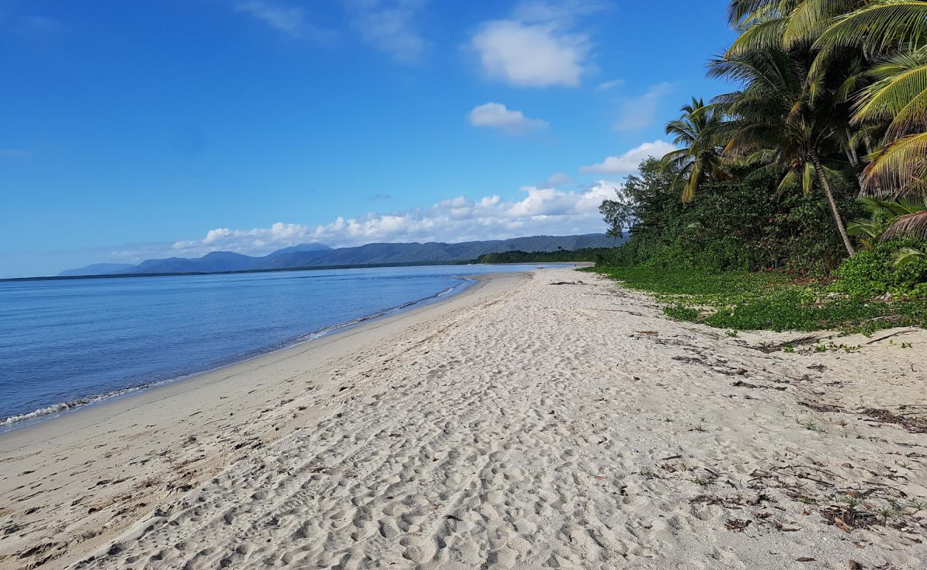 Foto de Newell Beach con arena brillante superficie