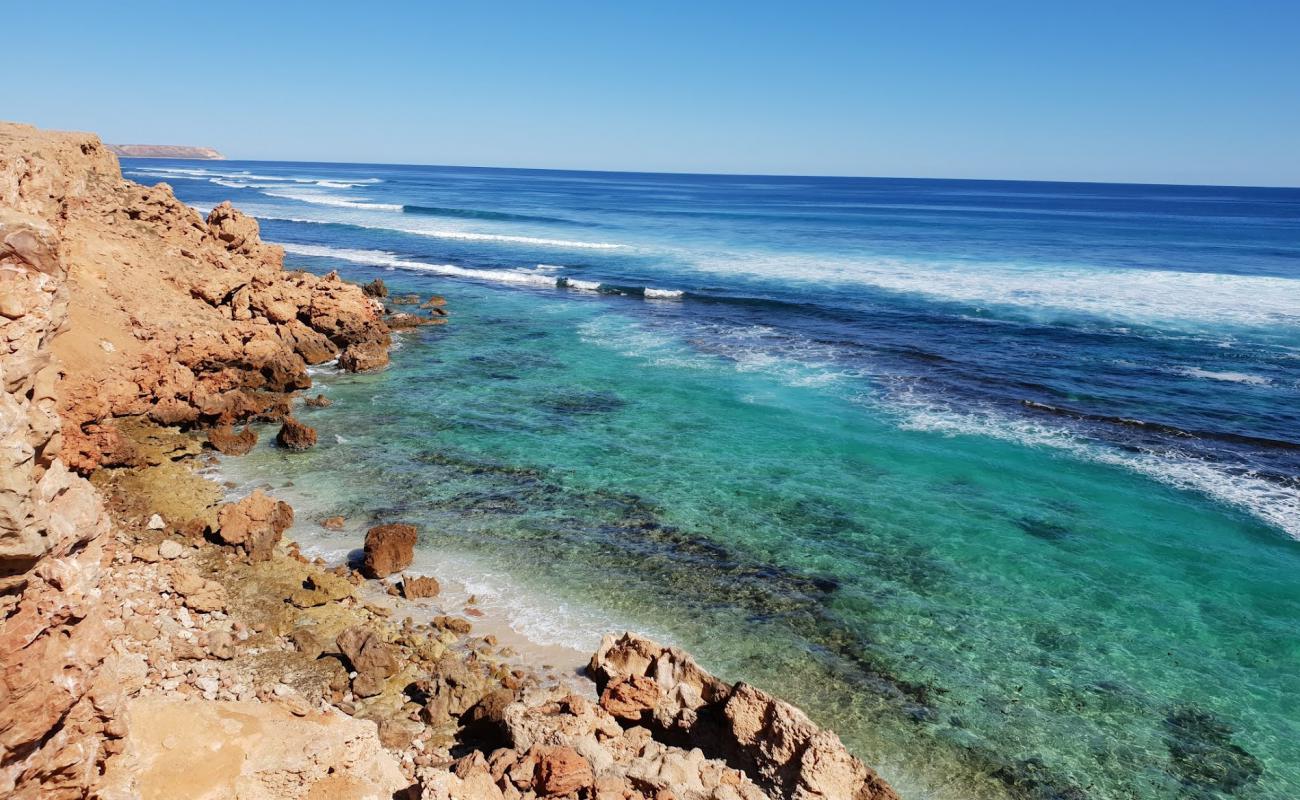 Foto de Gnaraloo Turtle Beach con arena brillante y rocas superficie