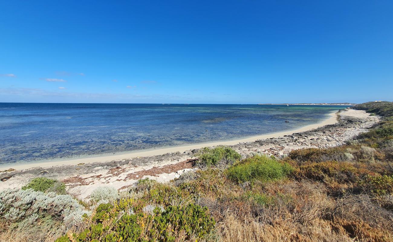 Foto de Rocky Bay Beach con arena brillante superficie