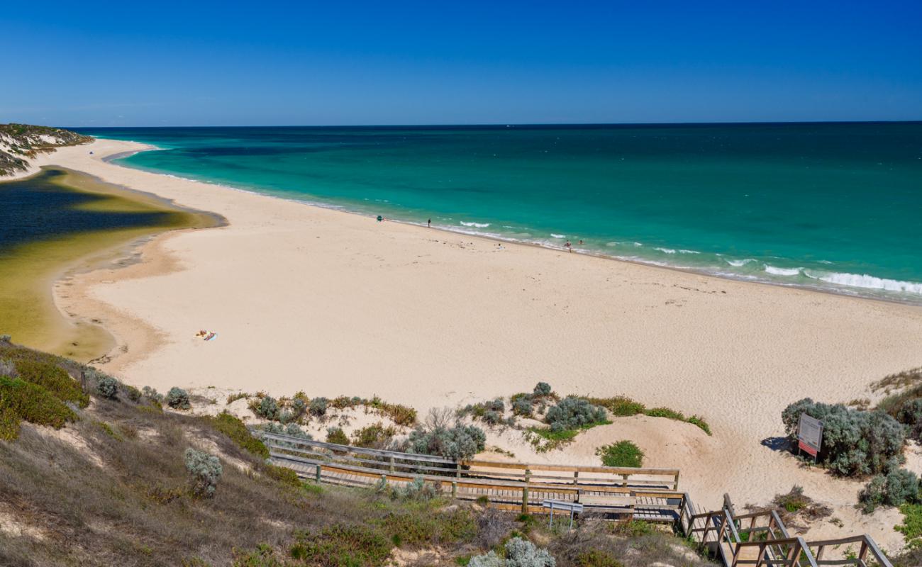 Foto de Guilderton Beach con brillante arena fina superficie