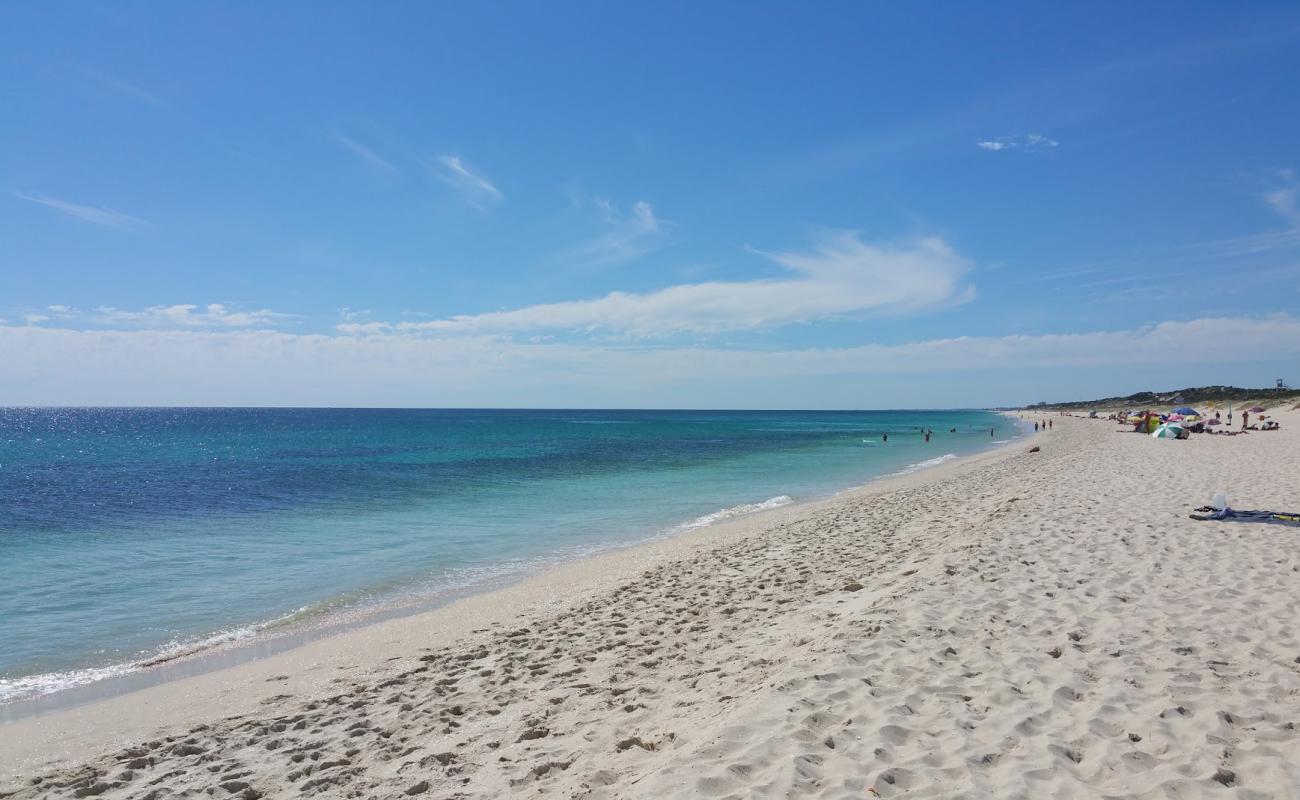 Foto de Swanbourne Beach con arena brillante superficie