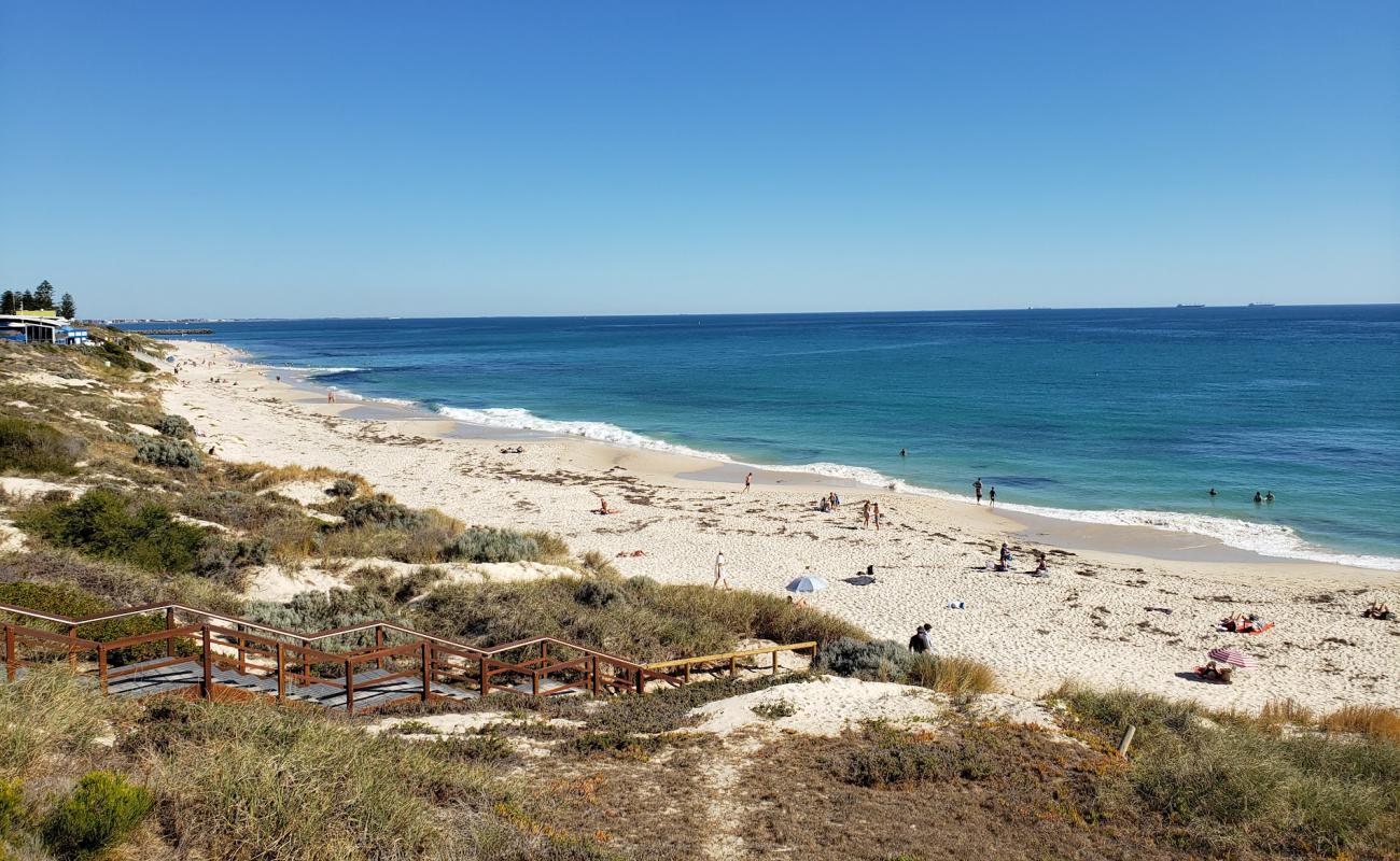 Foto de Grand Street Beach con arena brillante superficie