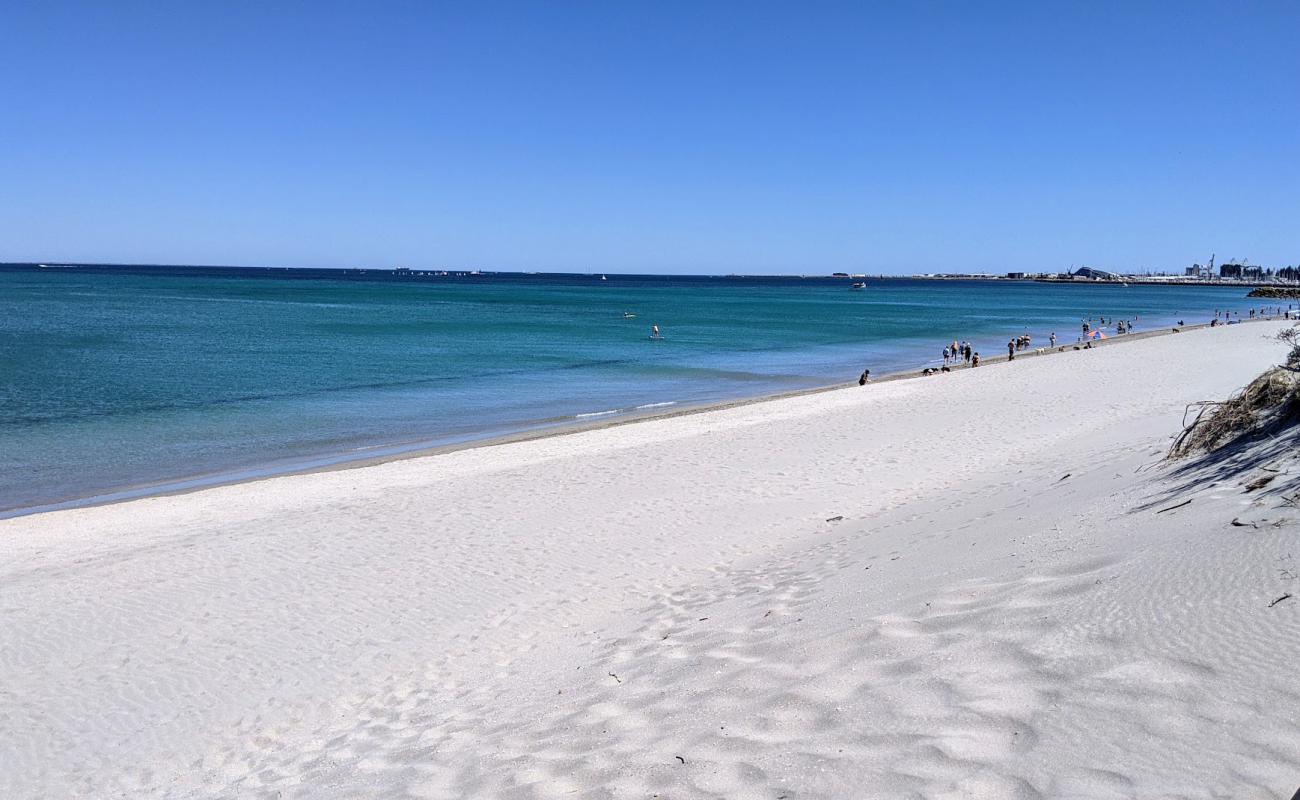 Foto de North Coogee Dog Beach con arena brillante superficie