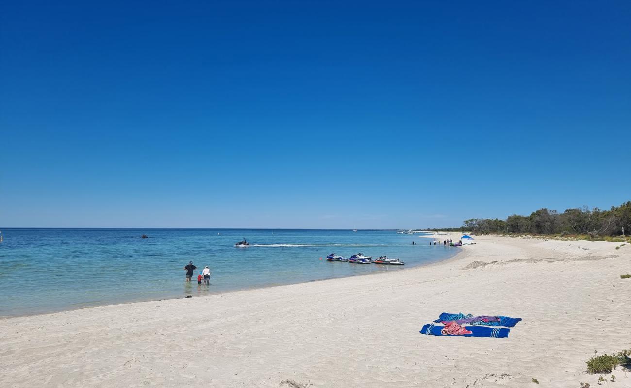 Foto de Quindalup Beach con brillante arena fina superficie