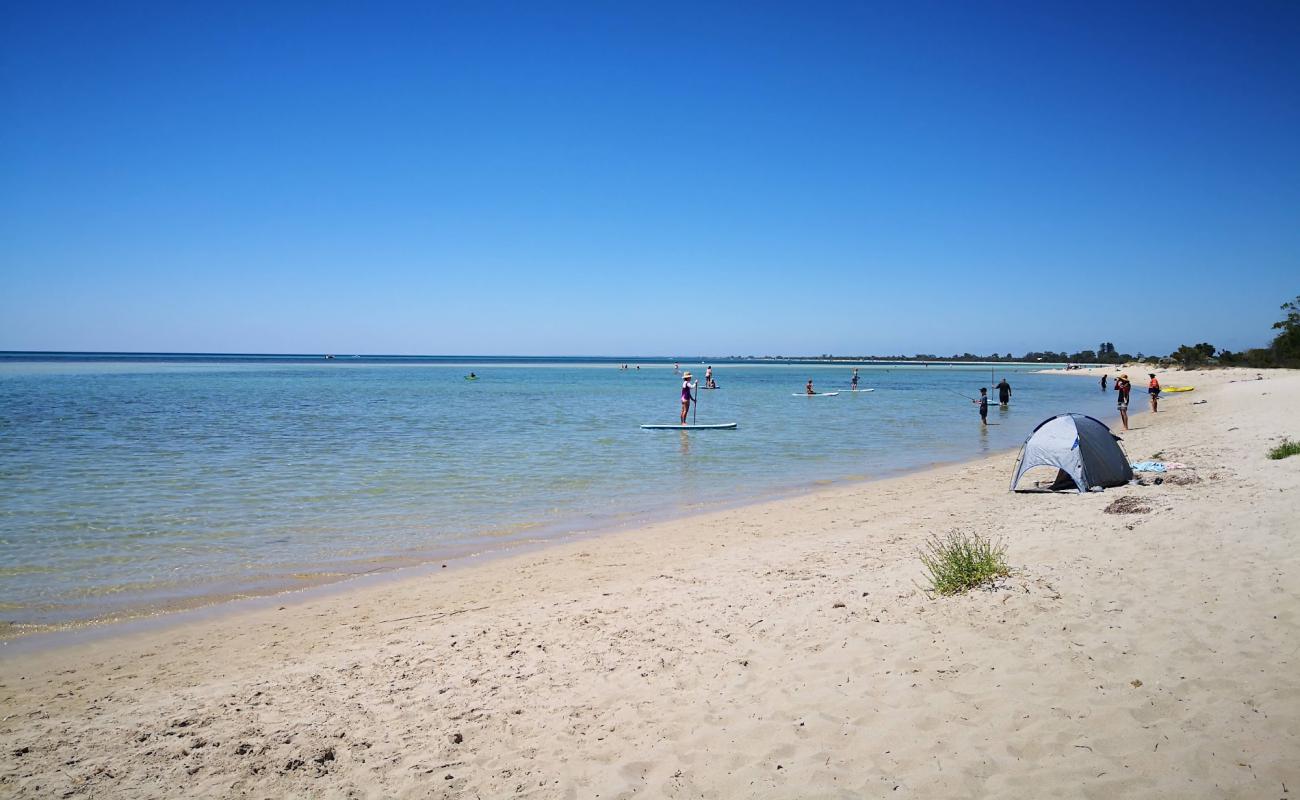 Foto de Dunsborough Beach con brillante arena fina superficie