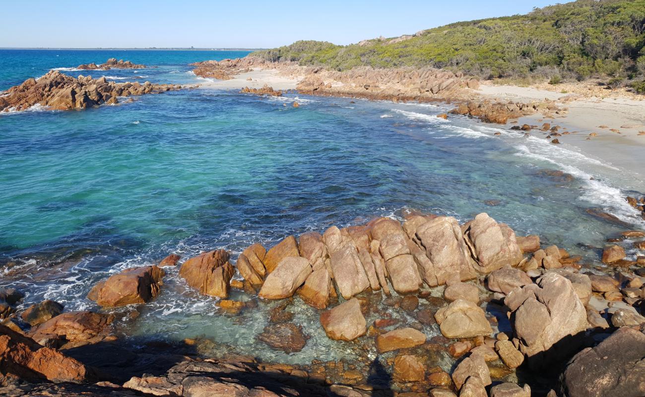 Foto de Half Moon Bay Beach con arena brillante y rocas superficie