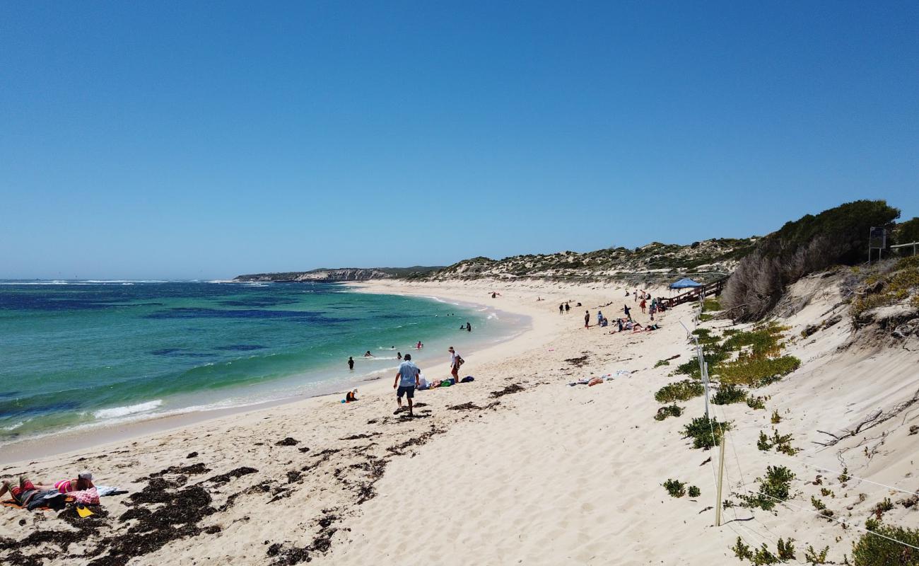 Foto de Gnarabup Beach con arena brillante superficie