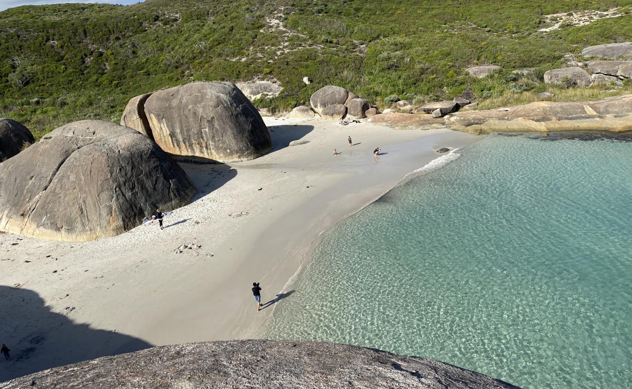 Foto de Elephant Rocks Beach con arena blanca superficie