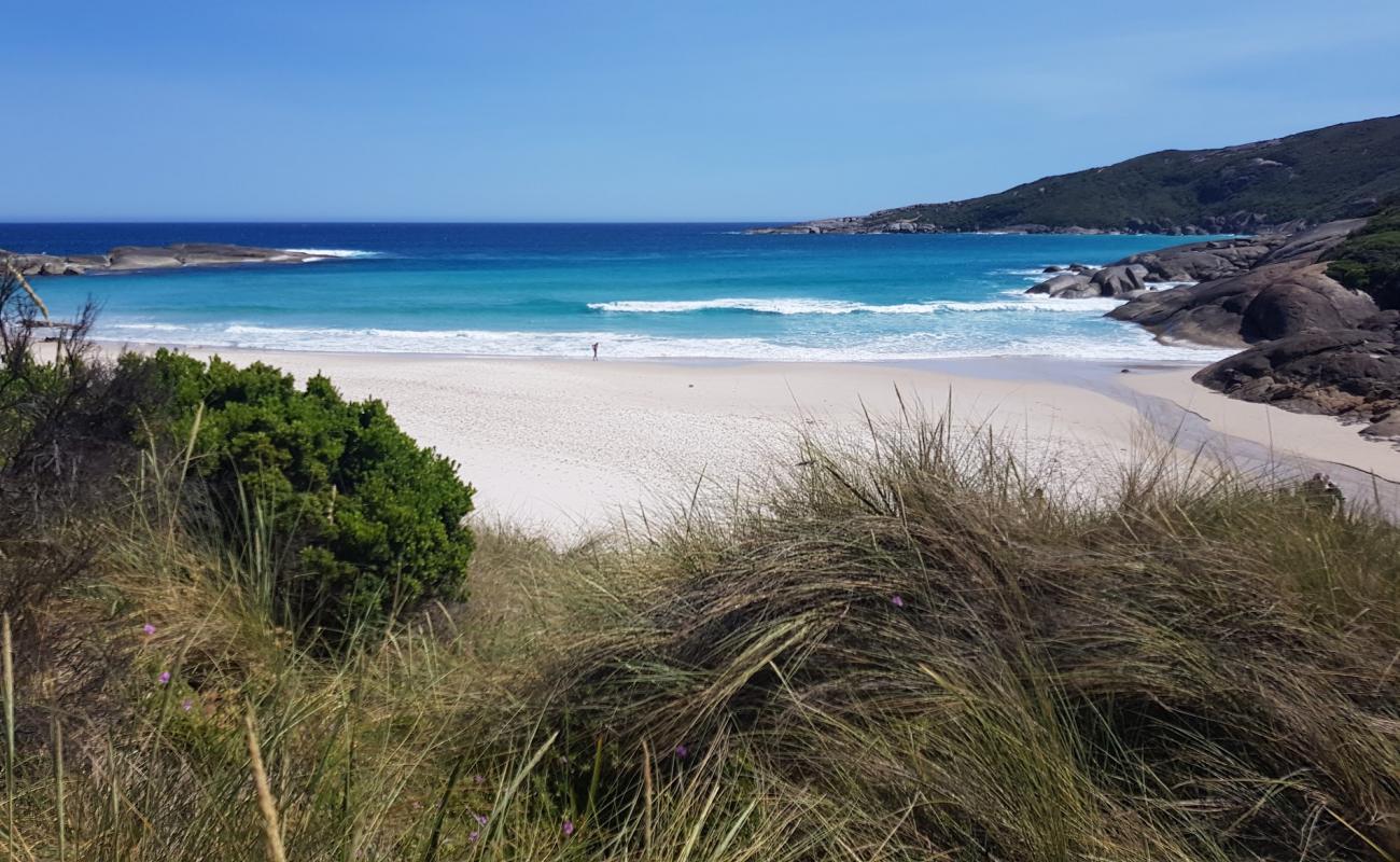 Foto de Lowlands Beach II con arena brillante superficie