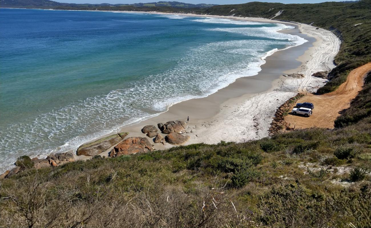 Foto de Muttonbird Beach con arena brillante superficie