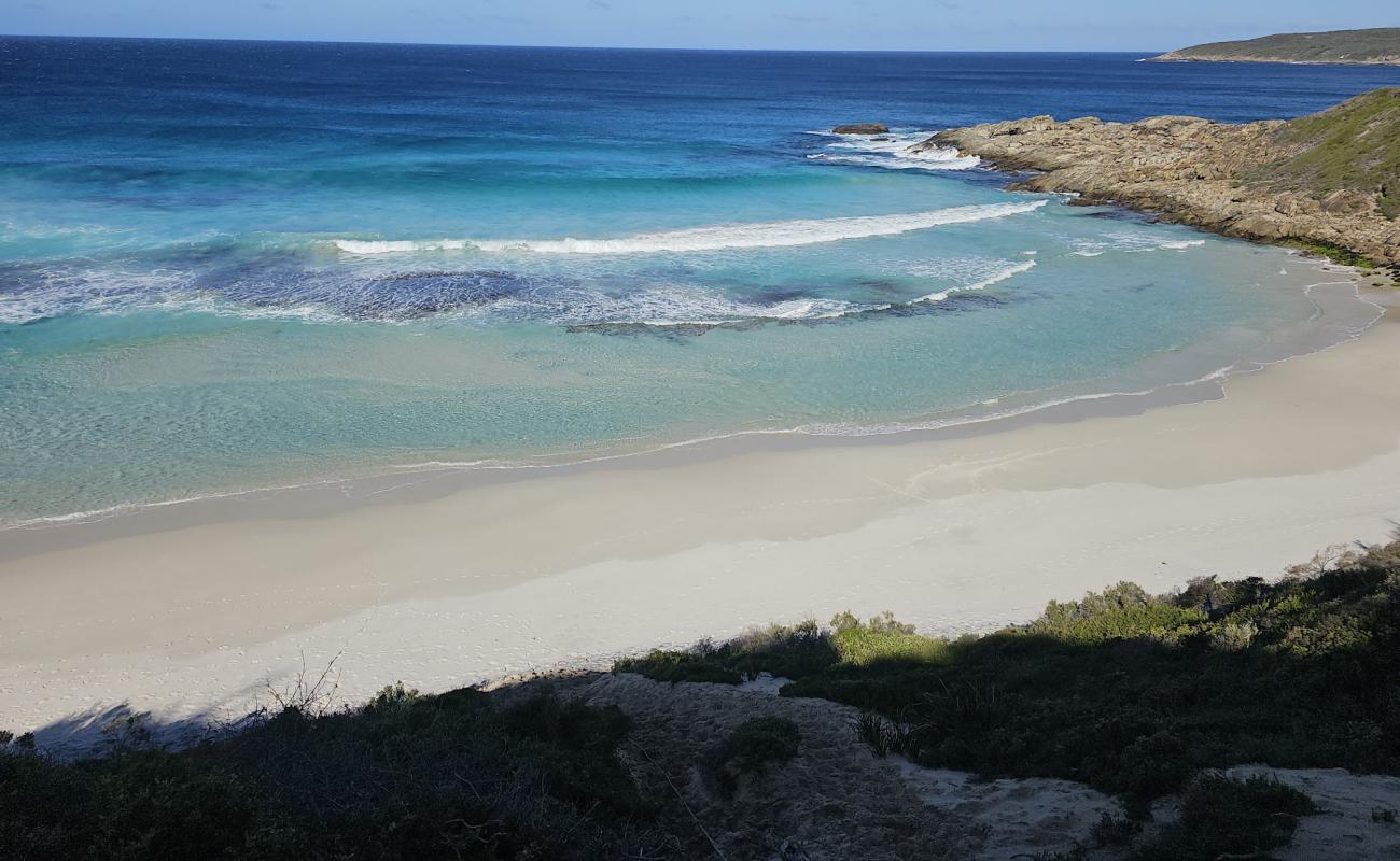 Foto de Banky Beach con arena fina blanca superficie