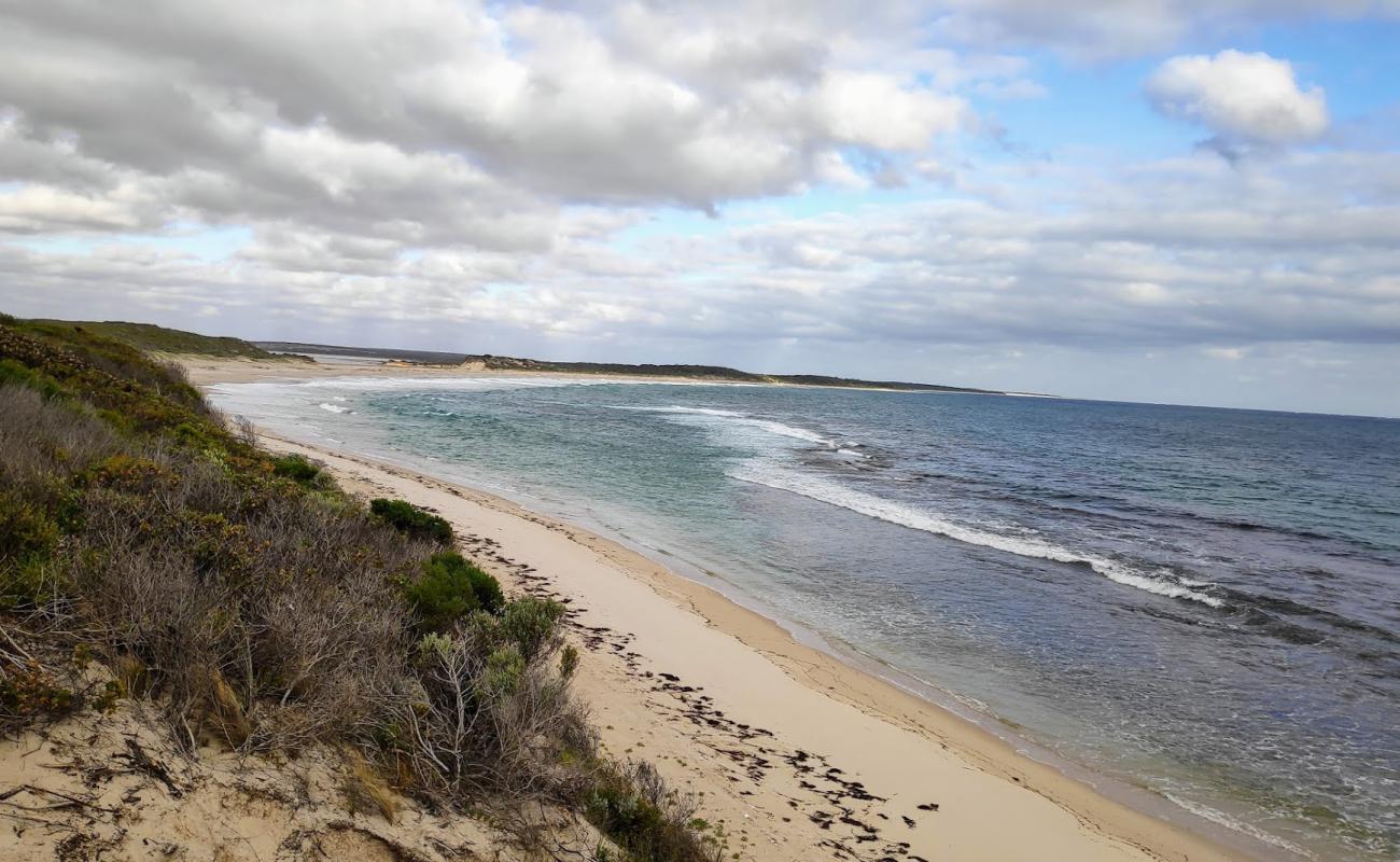 Foto de Four Mile Beach con arena brillante superficie