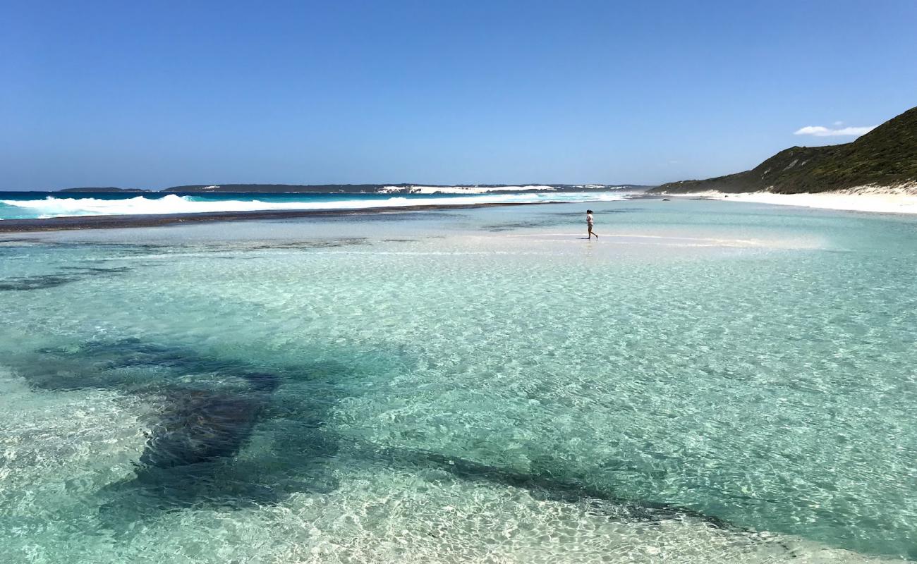 Foto de Eleven Mile Beach con arena brillante superficie