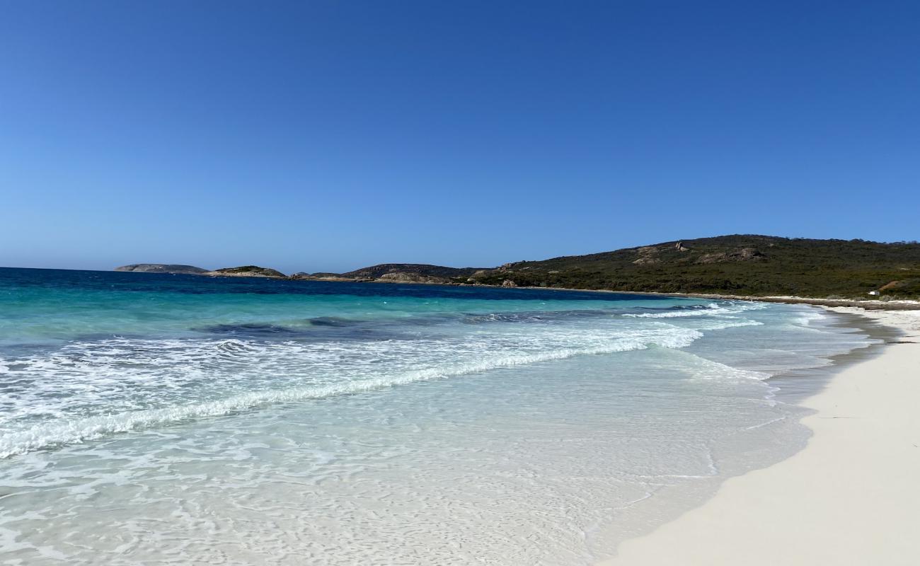 Foto de Lucky Bay con arena fina blanca superficie