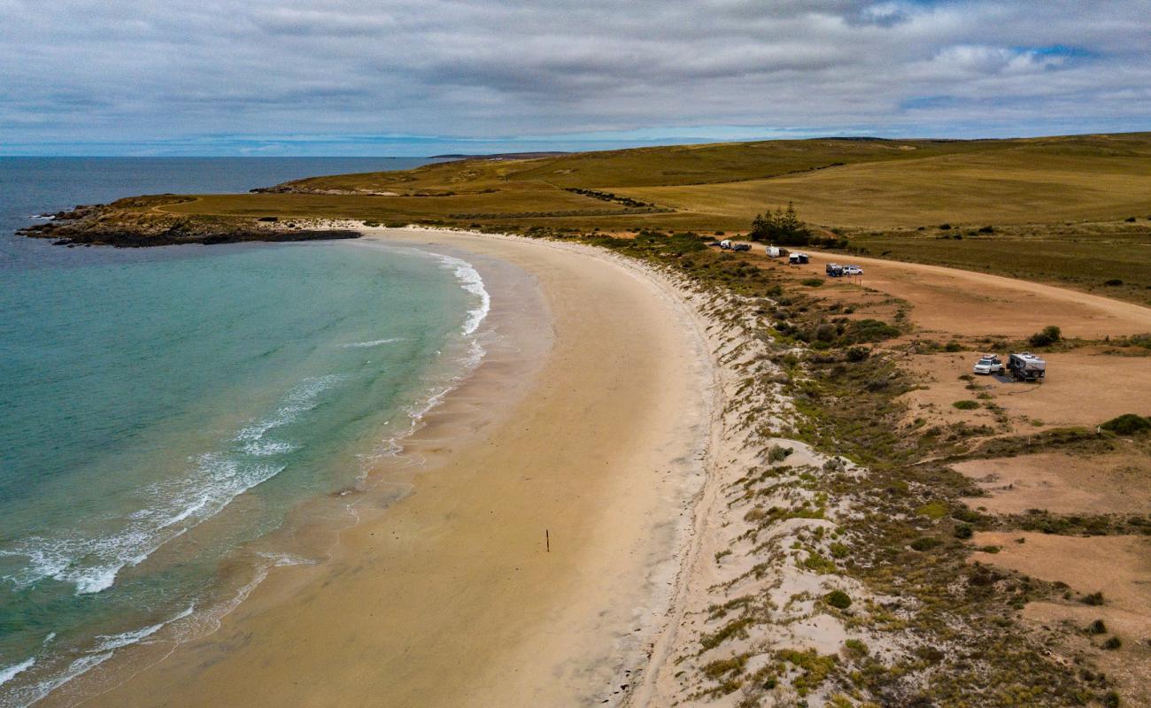 Foto de Cowleys Beach con arena brillante superficie