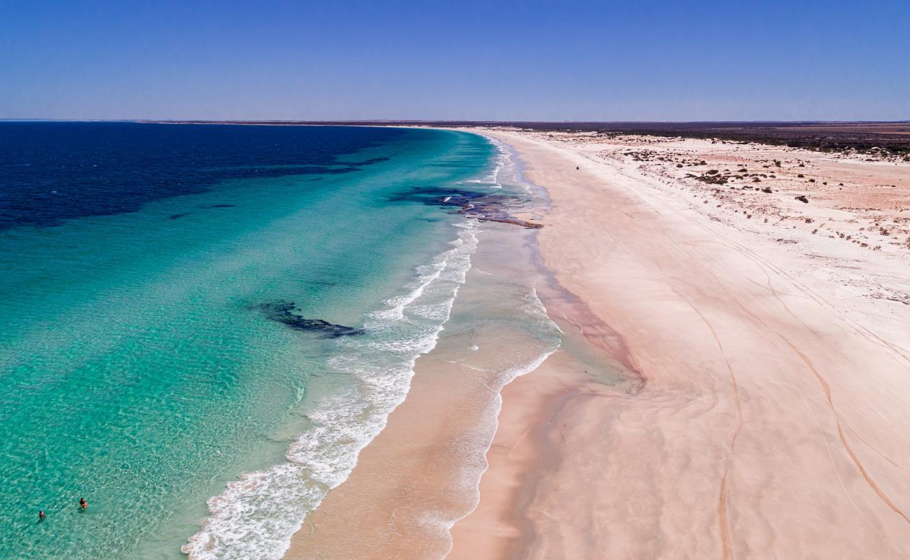 Foto de Mills Beach con arena brillante superficie