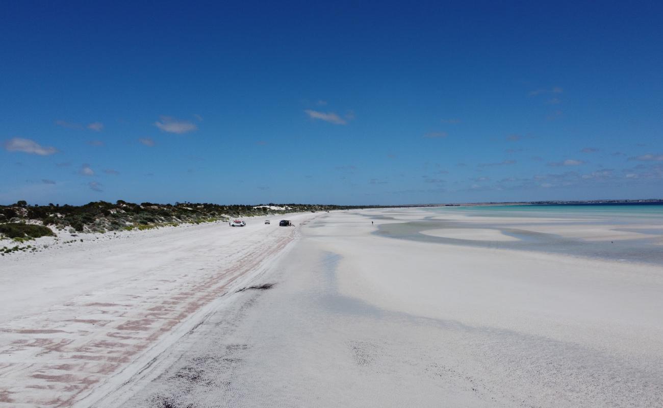 Foto de Longbottom Beach con arena brillante superficie