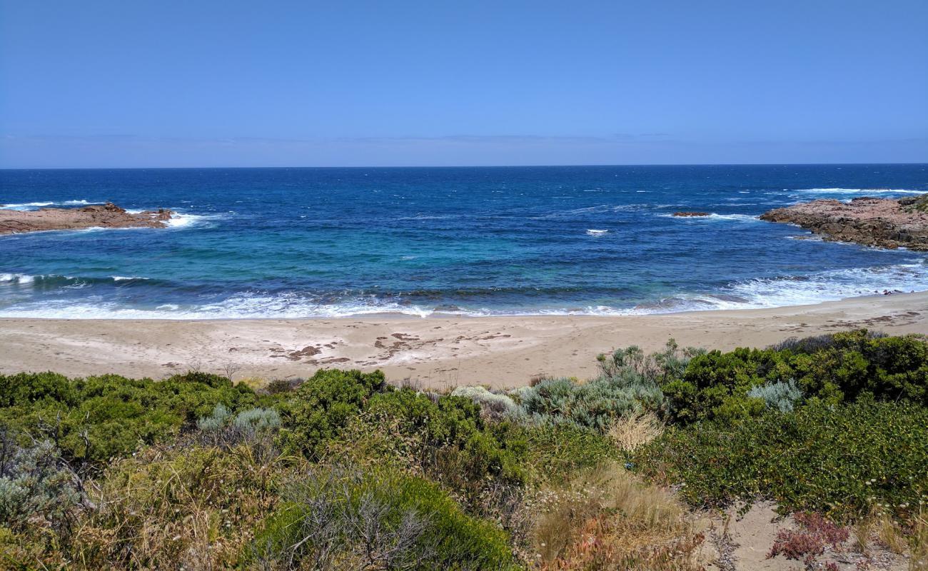 Foto de Coffin Beach con arena brillante superficie