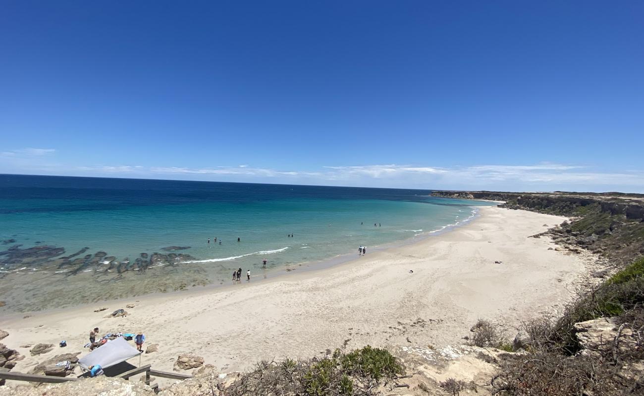 Foto de Troubridge Hill Beach con arena brillante superficie