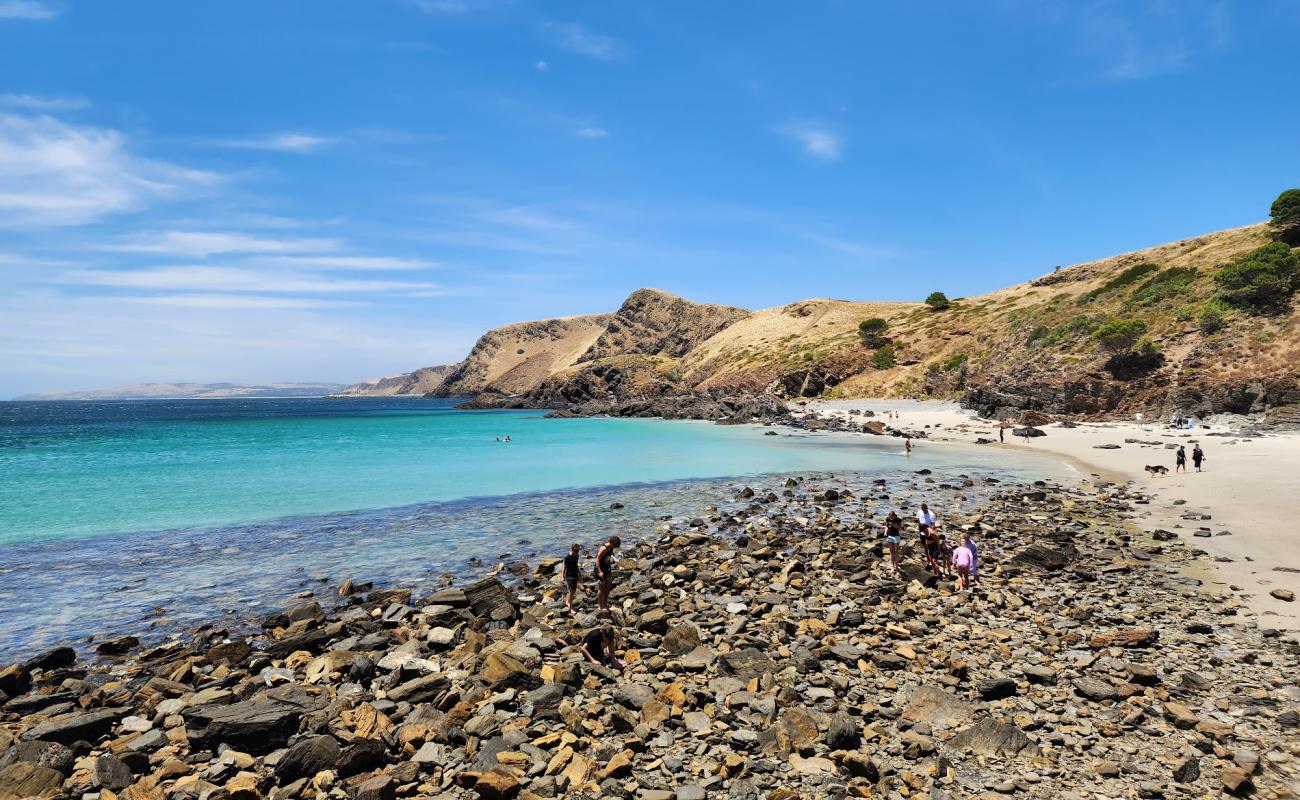 Foto de Second Valley Beach con arena brillante y rocas superficie