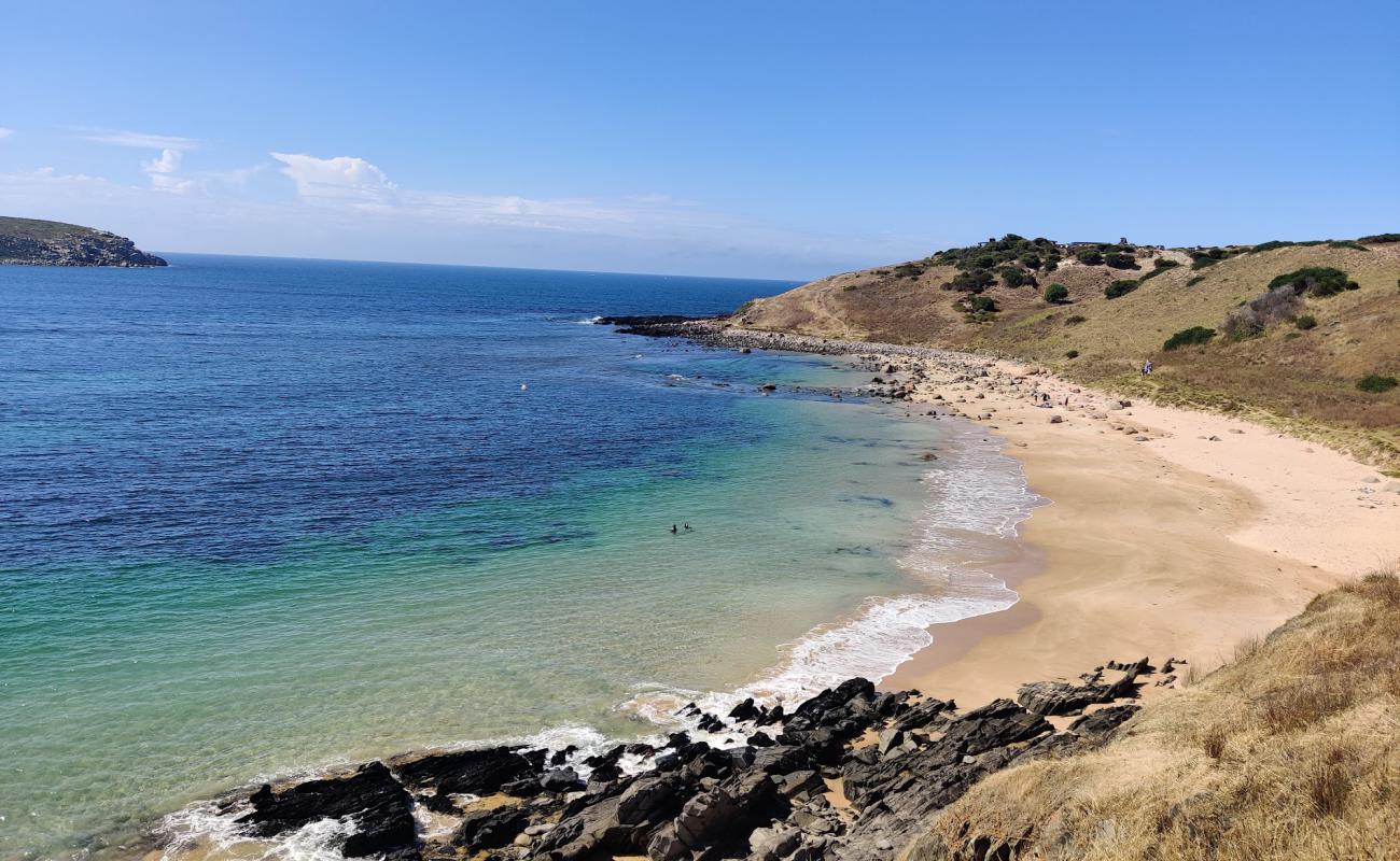 Foto de Kings Beach con arena brillante y rocas superficie