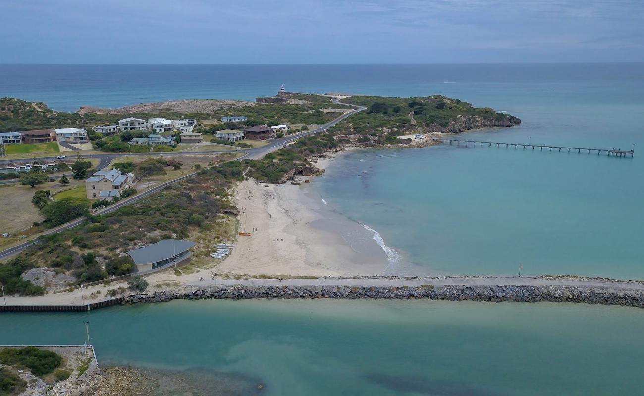 Foto de Karrata Beach con arena brillante superficie