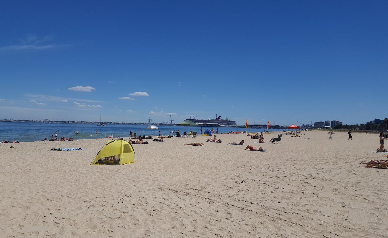 Foto de Port Melbourne Beach con arena brillante superficie