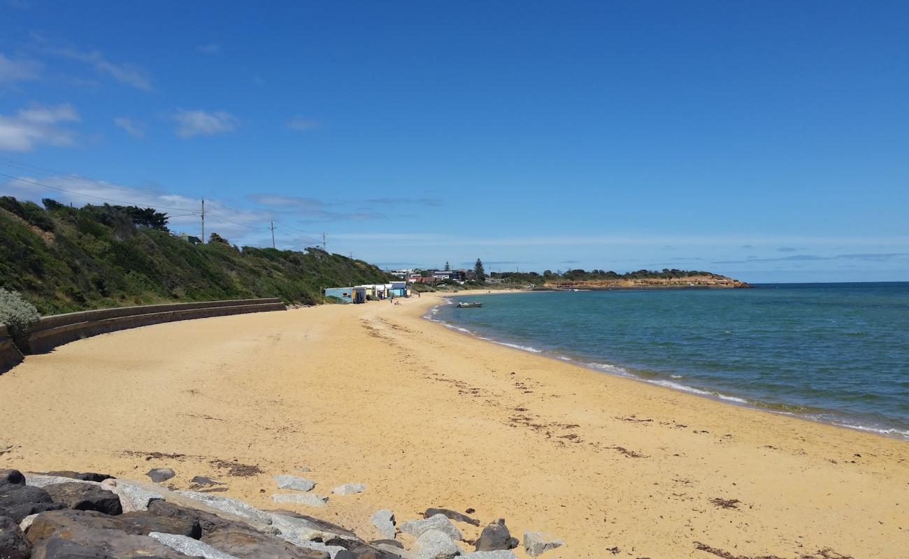 Foto de Mornington Peninsula Beach con arena brillante superficie