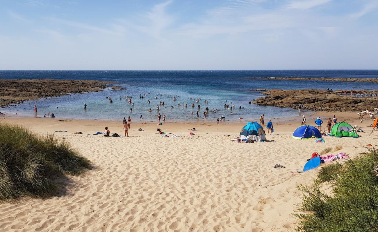 Foto de Cape Paterson Bay Beach con arena brillante superficie