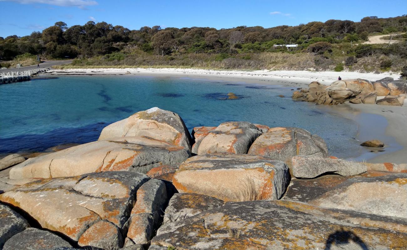 Foto de Beerbarrel Beach con brillante arena fina superficie