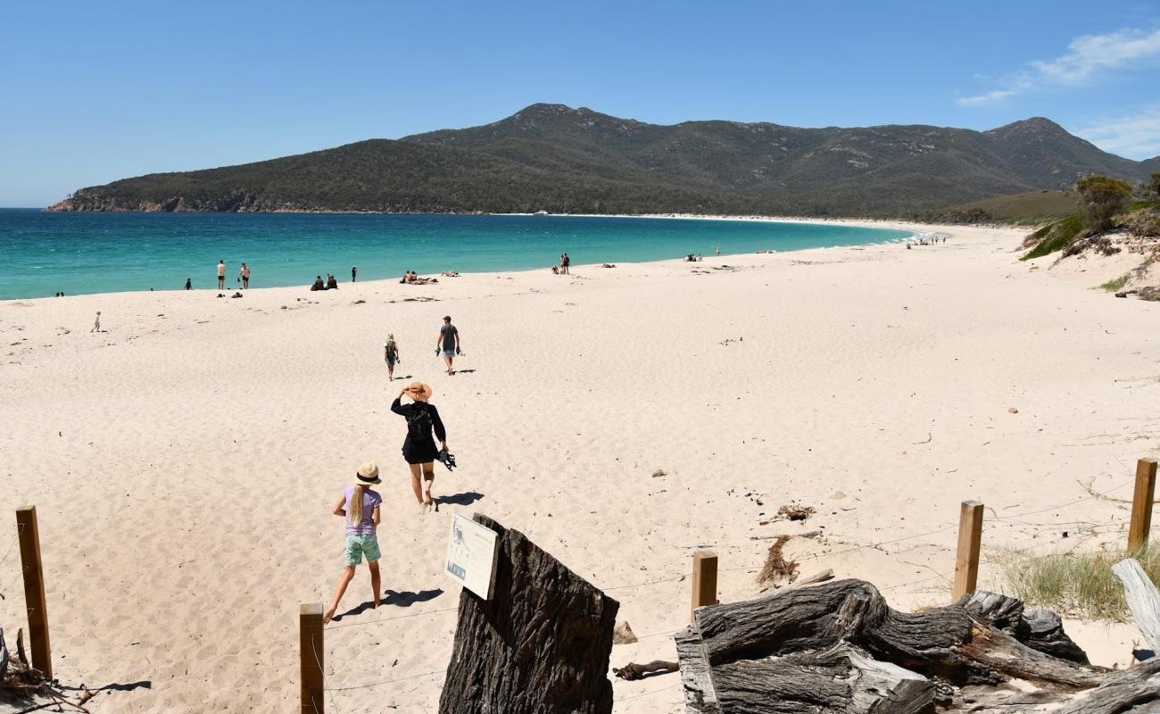 Foto de Wineglass Bay Beach con arena brillante superficie