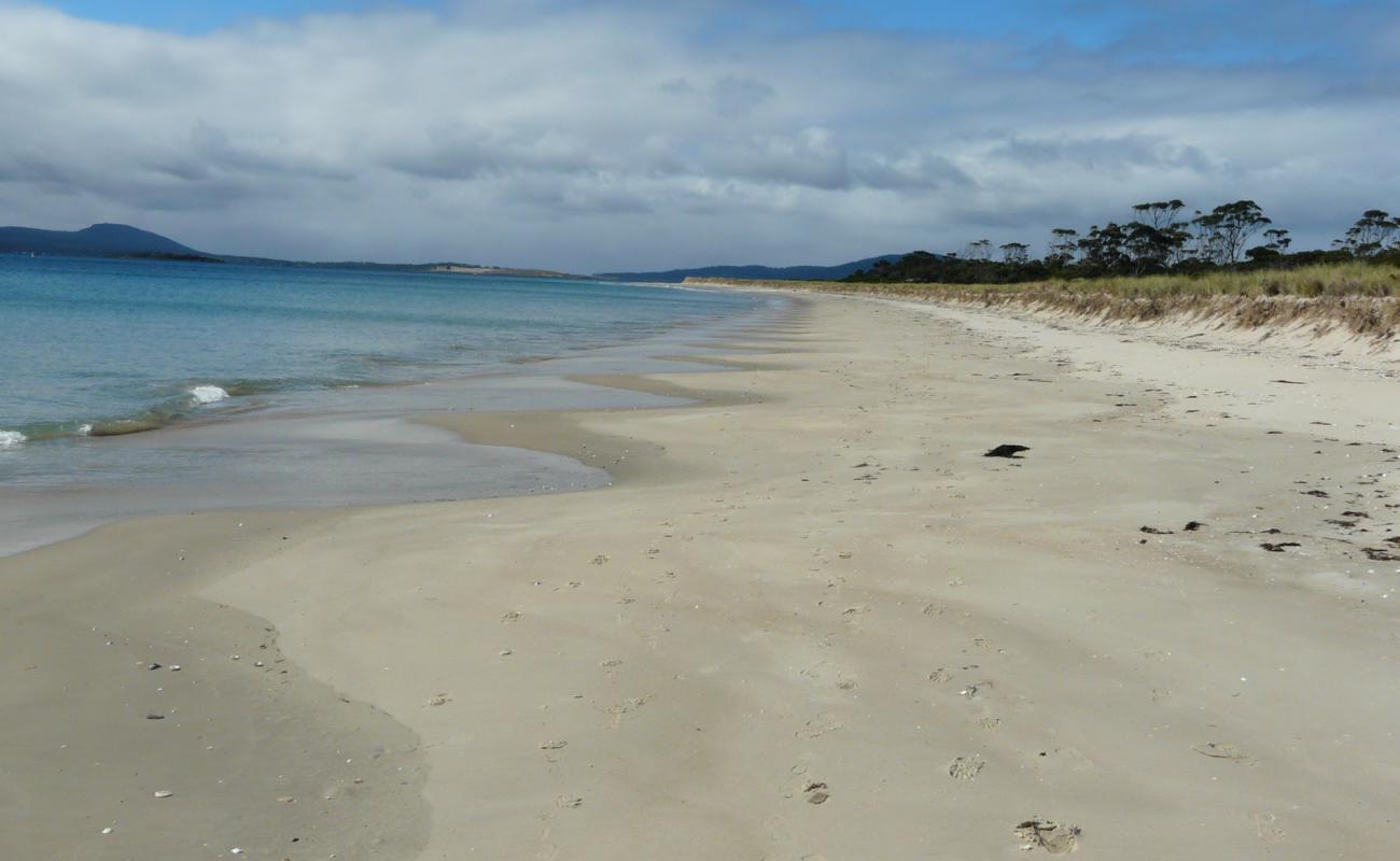 Foto de Rheban Beach con arena brillante superficie