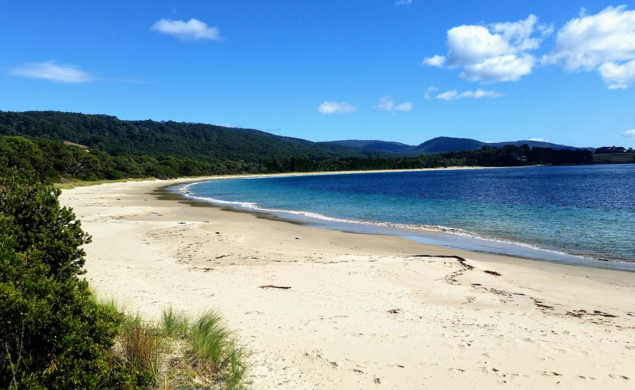 Foto de Safety Cove Beach con brillante arena fina superficie