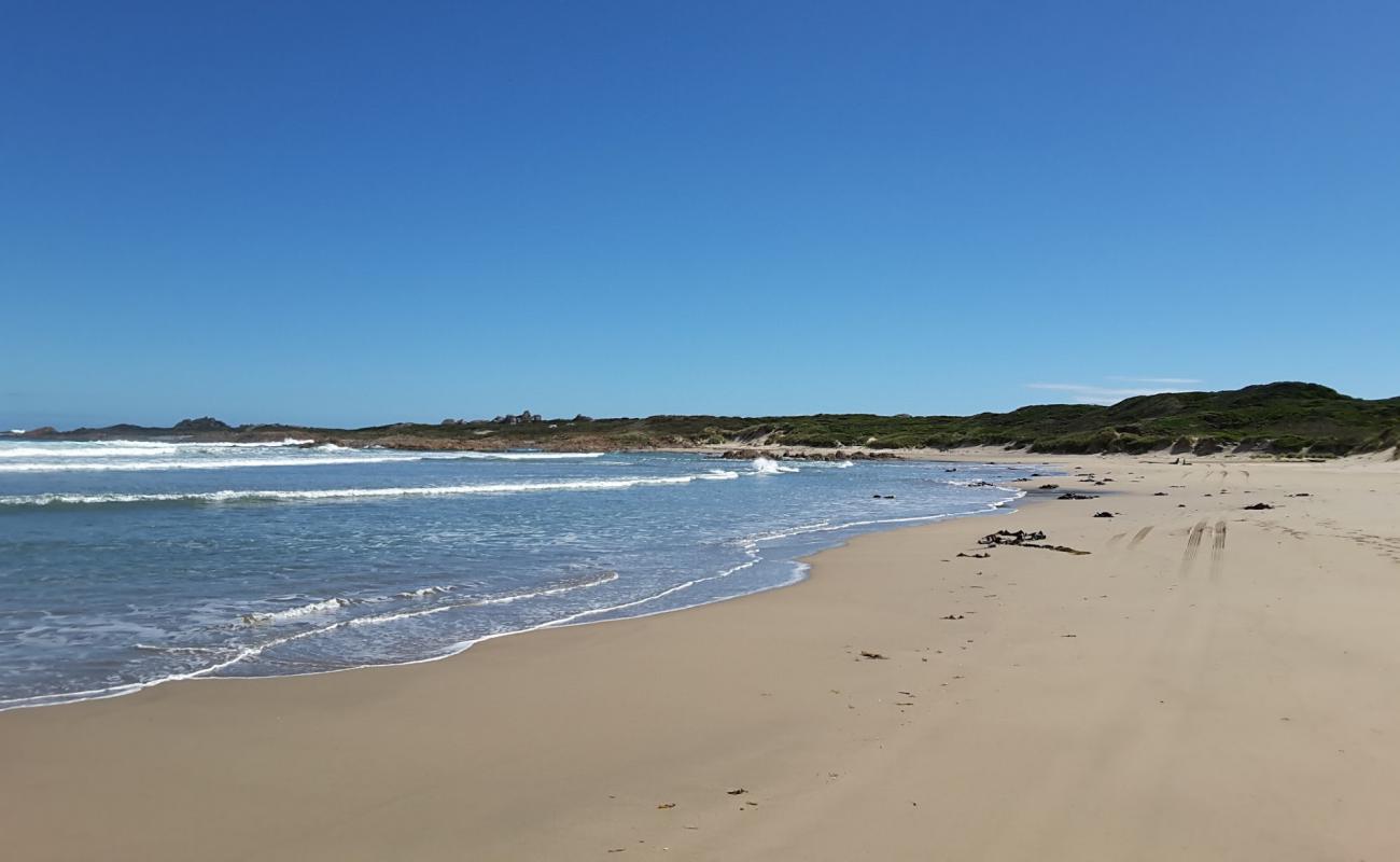 Foto de Lighthouse Beach con arena brillante y rocas superficie