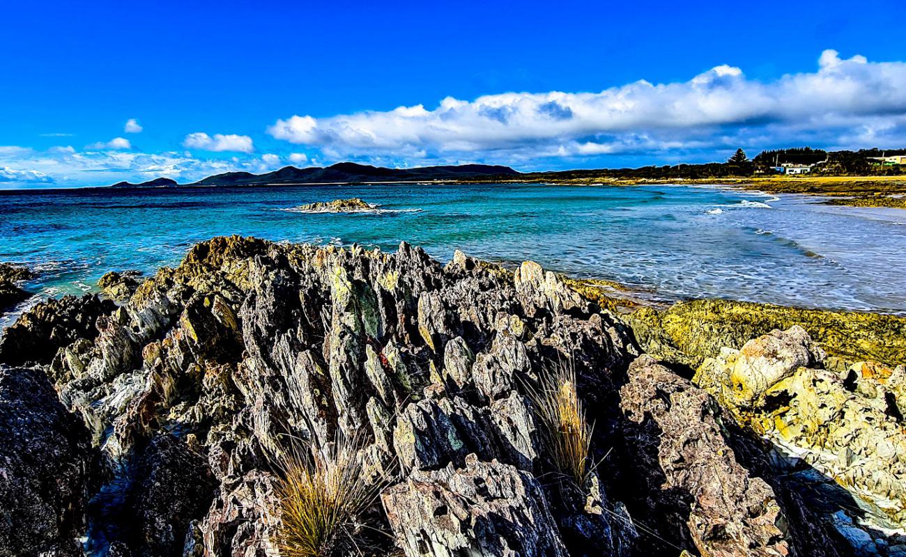 Foto de Hellyer Beach con arena brillante y rocas superficie