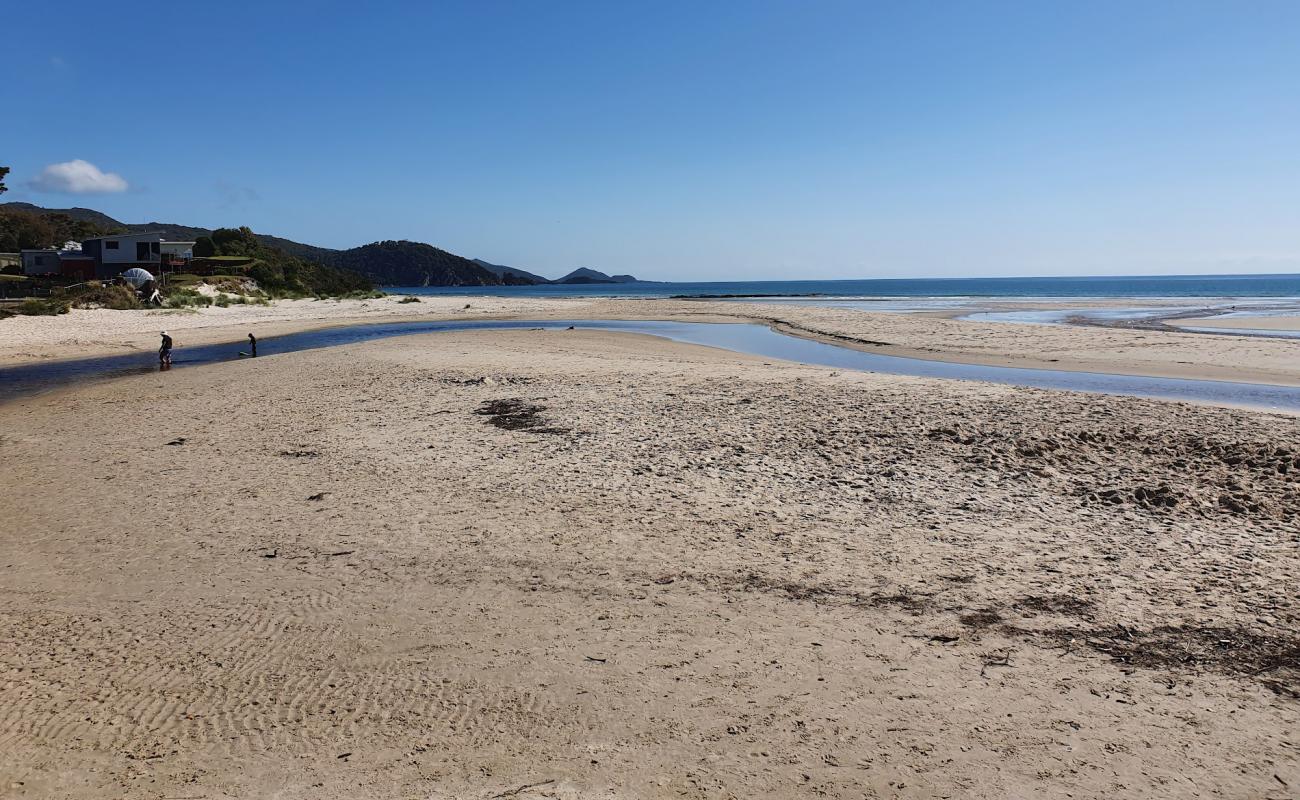 Foto de Sisters Beach con arena brillante superficie