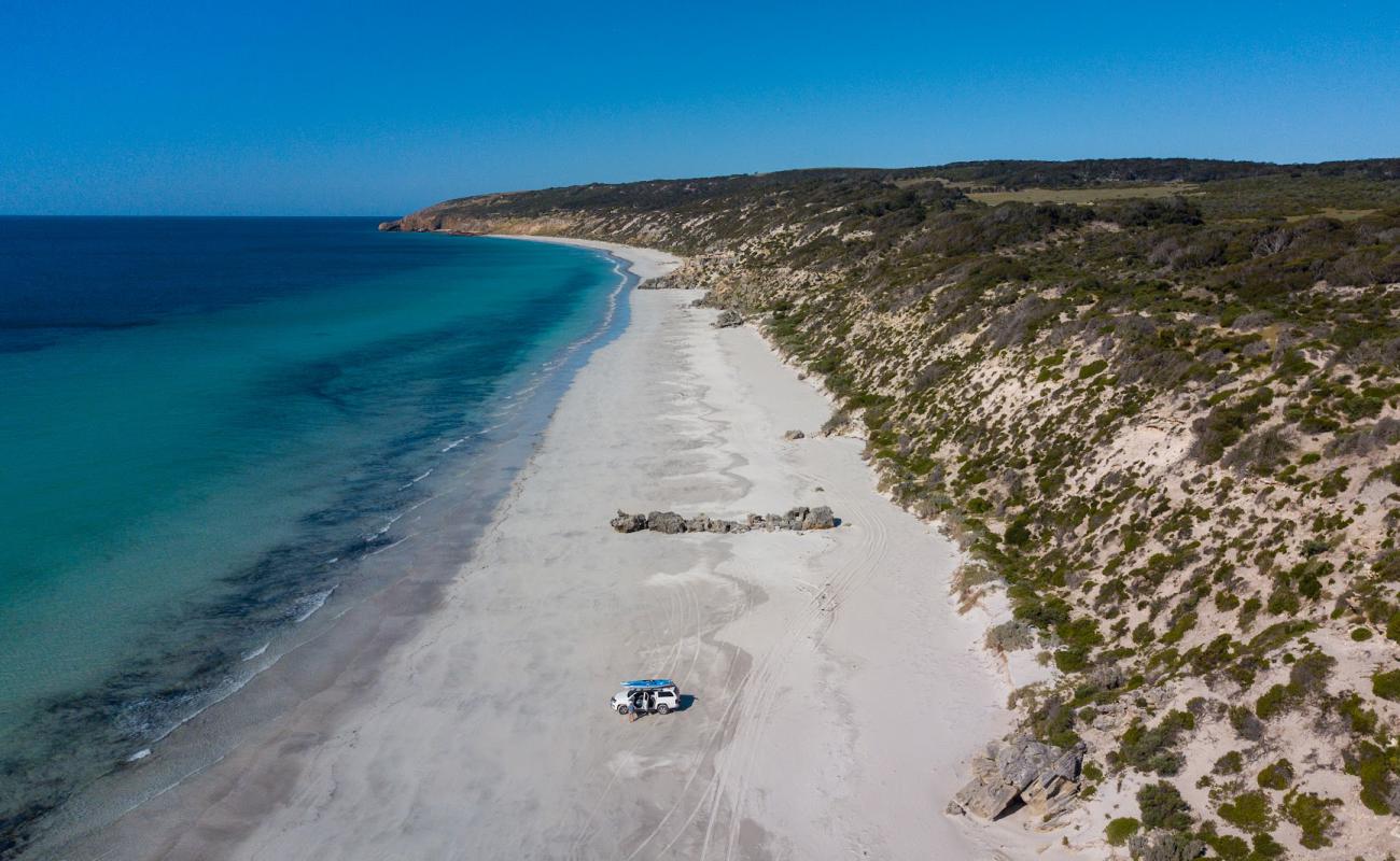 Foto de Emu Bay Beach con arena brillante superficie