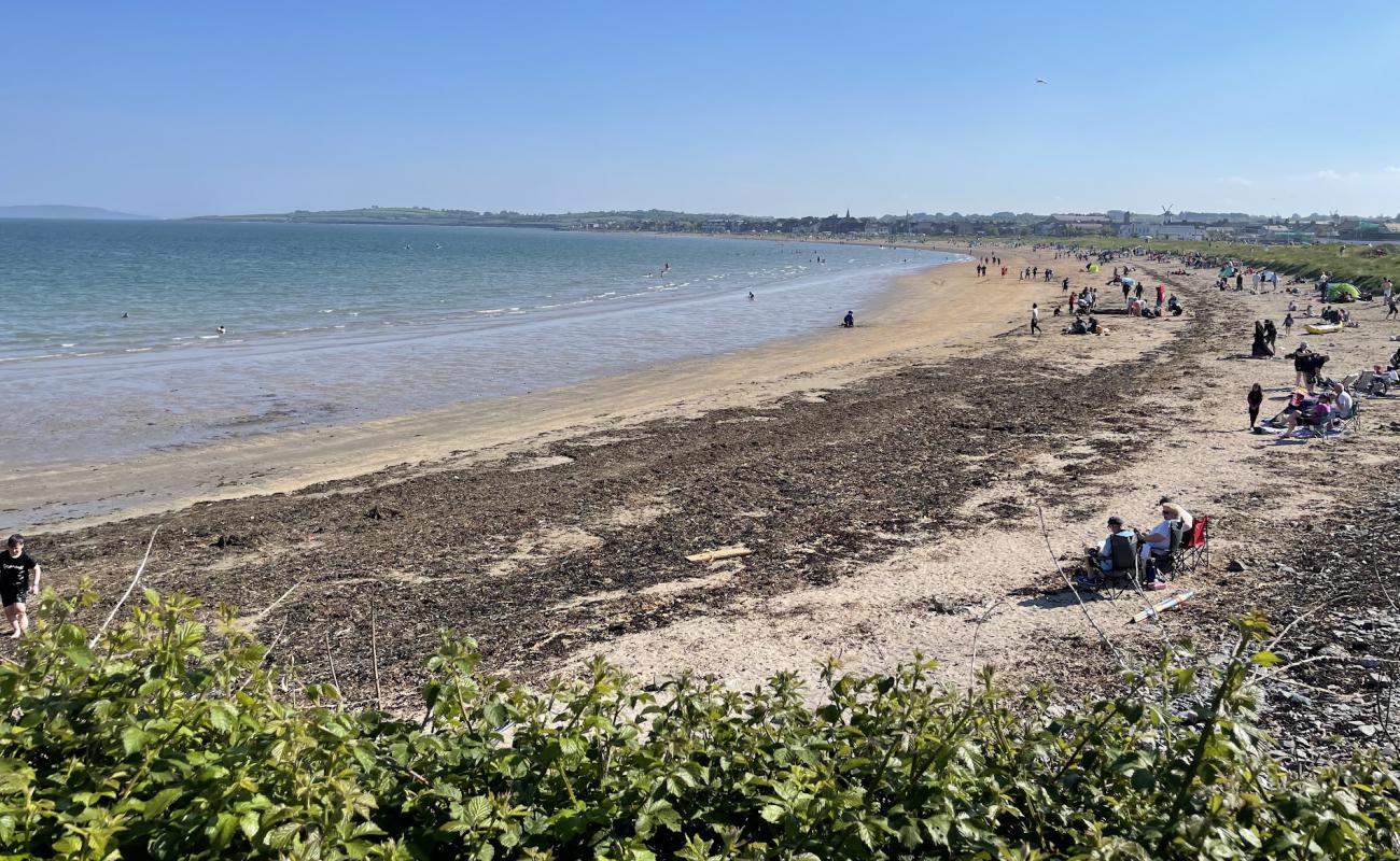 Foto de Skerries Beach con arena brillante superficie