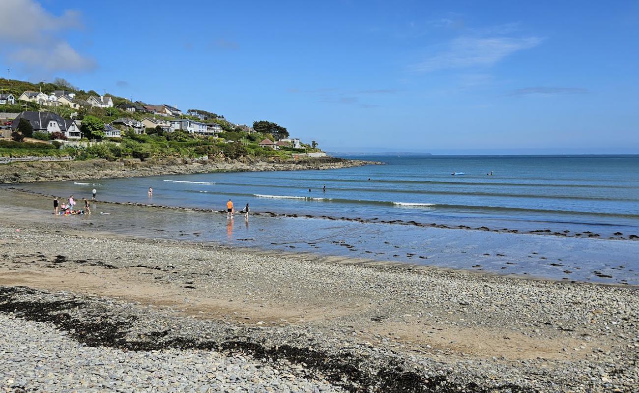 Foto de Fountainstown Beach con arena brillante y rocas superficie