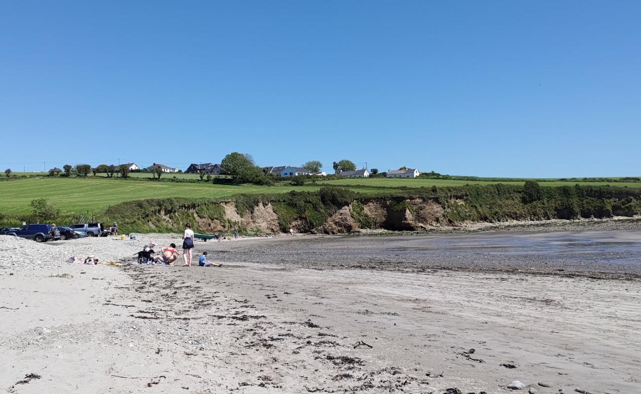 Foto de Broadstrand Bay Beach con arena brillante y rocas superficie