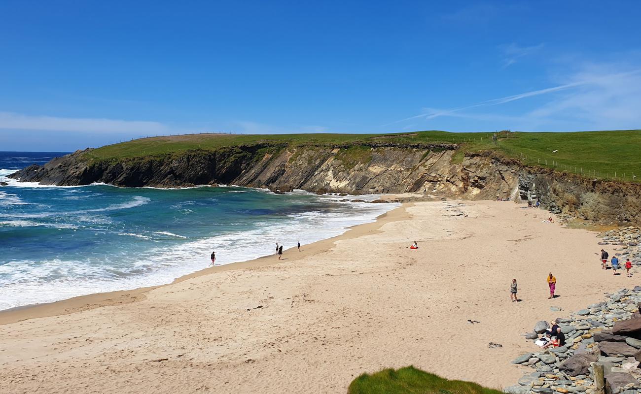 Foto de Clogher Beach con arena brillante superficie