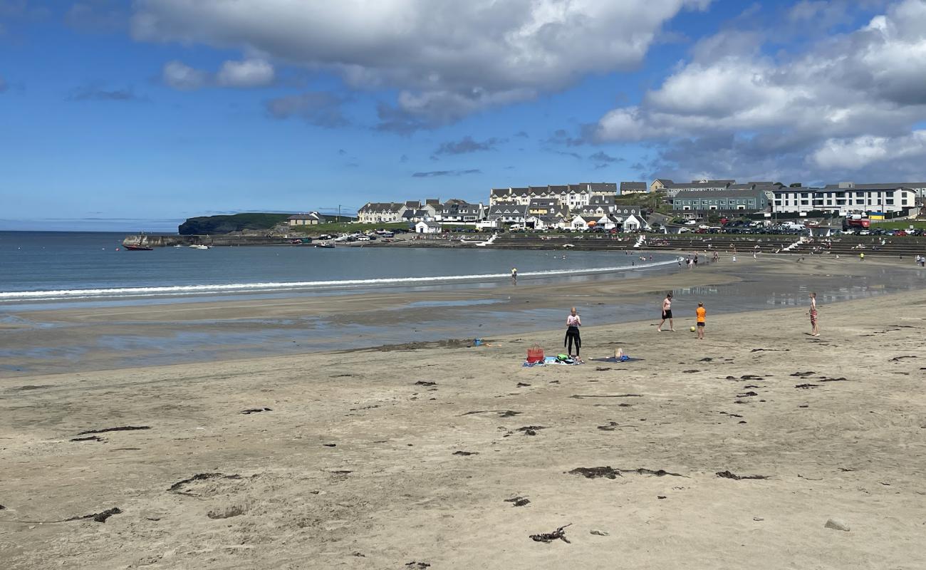 Foto de Kilkee Bay Beach con arena brillante superficie