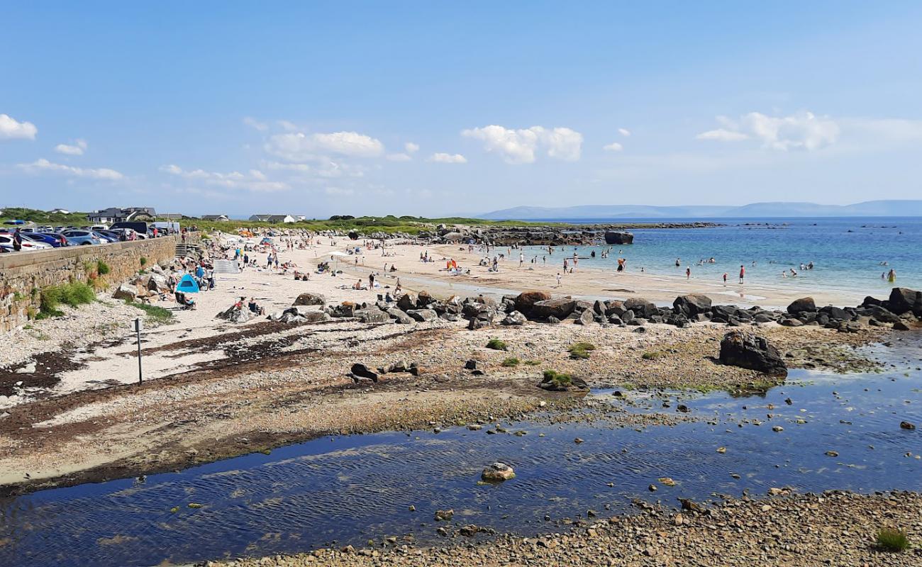 Foto de Na Forbacha Beach con arena brillante superficie