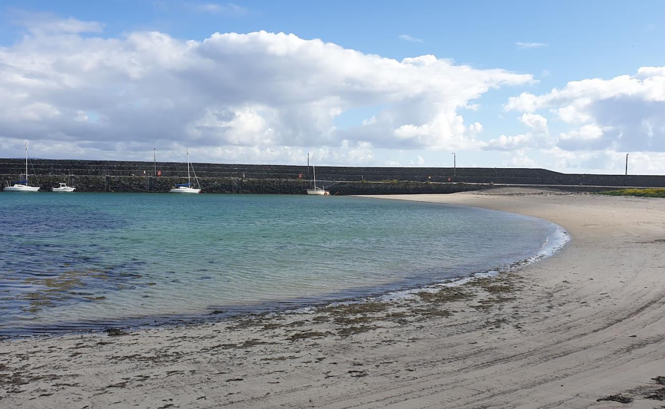 Foto de Gleninagh Beach con arena brillante superficie