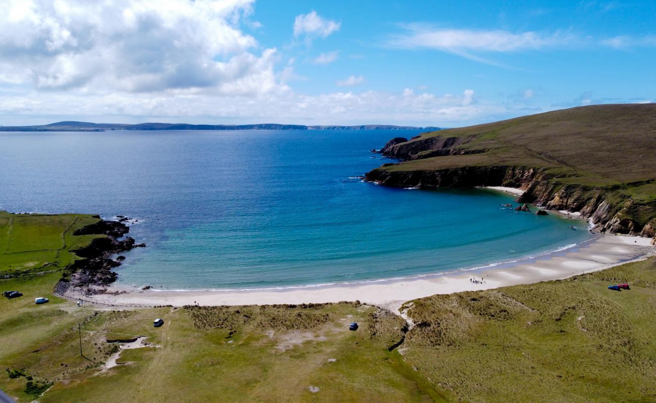 Foto de Rinroe Beach con arena brillante superficie