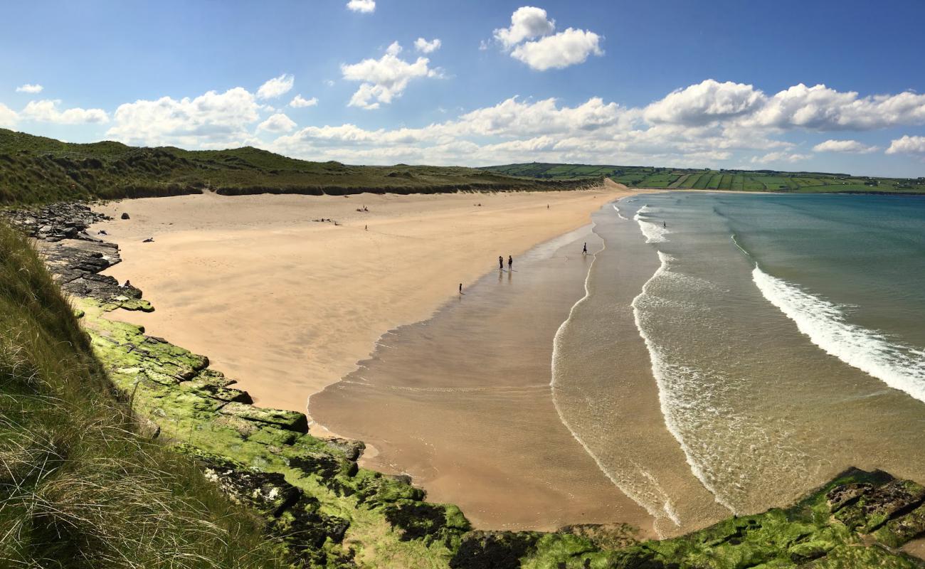 Foto de Carrowmore Beach con arena brillante superficie