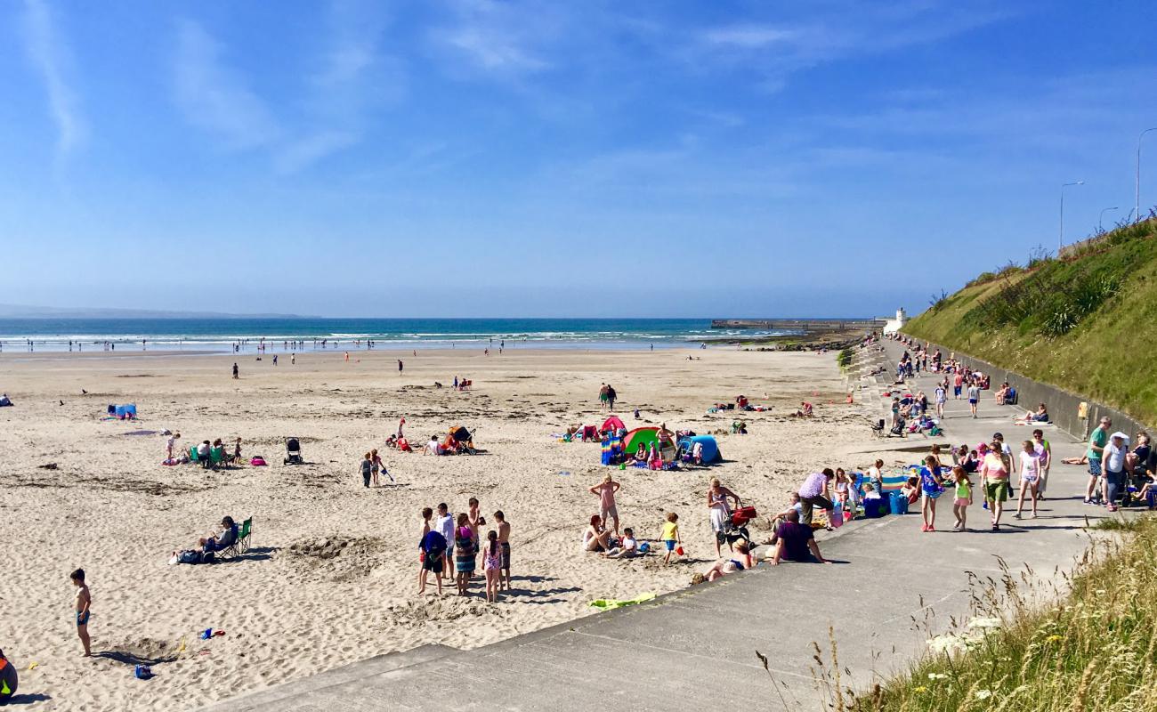 Foto de Enniscrone Beach con arena brillante superficie