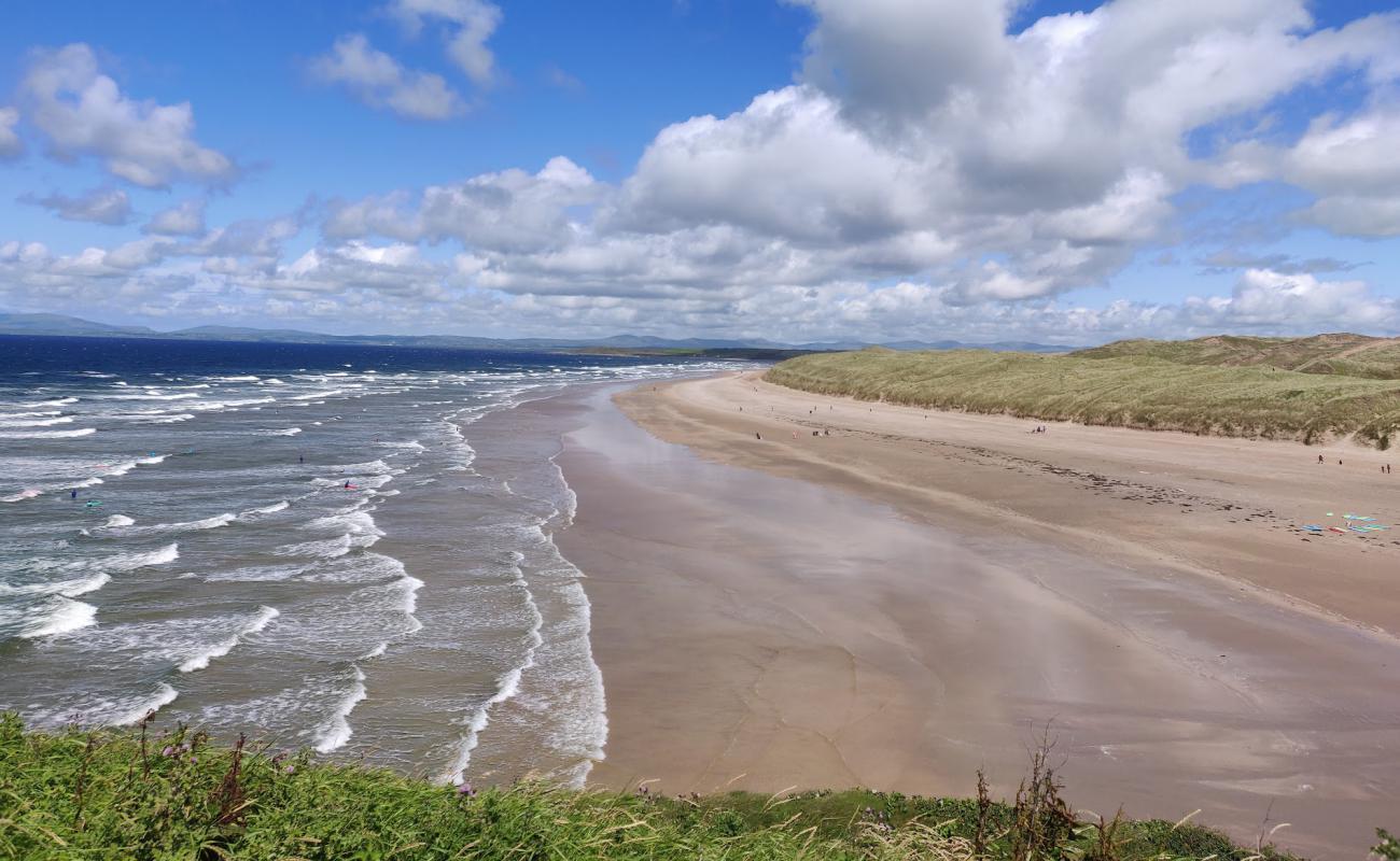 Foto de Tullan Beach con brillante arena fina superficie